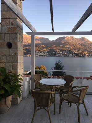 Outdoor dining - Zazenda House Rooftop Apartment (Igalo)