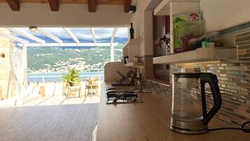 Réfrigérateur, plaque de cuisson, cafetière/bouilloire