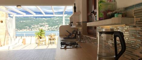 Kühlschrank, Herdplatte, Wasserkocher mit Kaffee-/Teezubehör