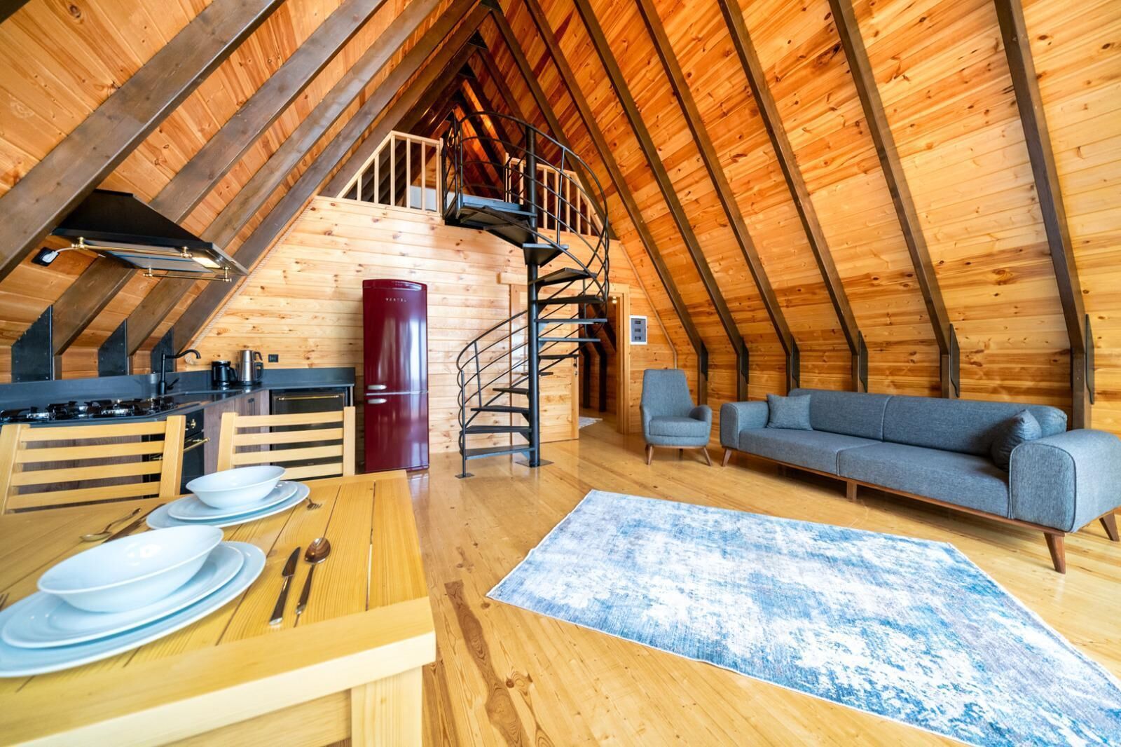 Deluxe-bungalow | Ylelliset vuodevaatteet, minibaari, tallelokero huoneessa, työpöytä