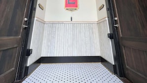 Een hotelentree met een bord waarop 