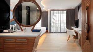 Un baño moderno con un espejo grande, una bañera y un lavamanos con un lavabo y espejo.