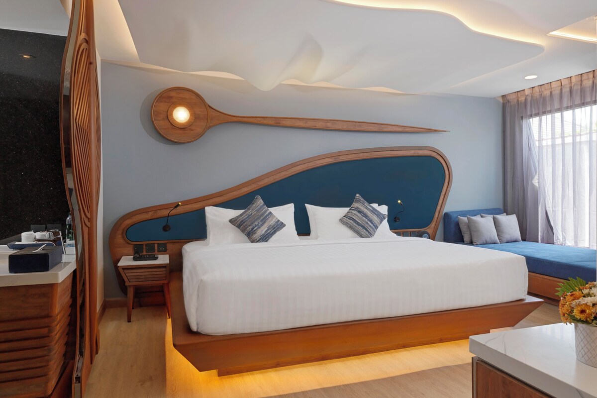 Un dormitorio moderno con una cama de madera, una lámpara de mesa y una original lámpara de pared.