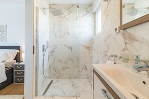 Villa | Bathroom | Shower, towels, shampoo
