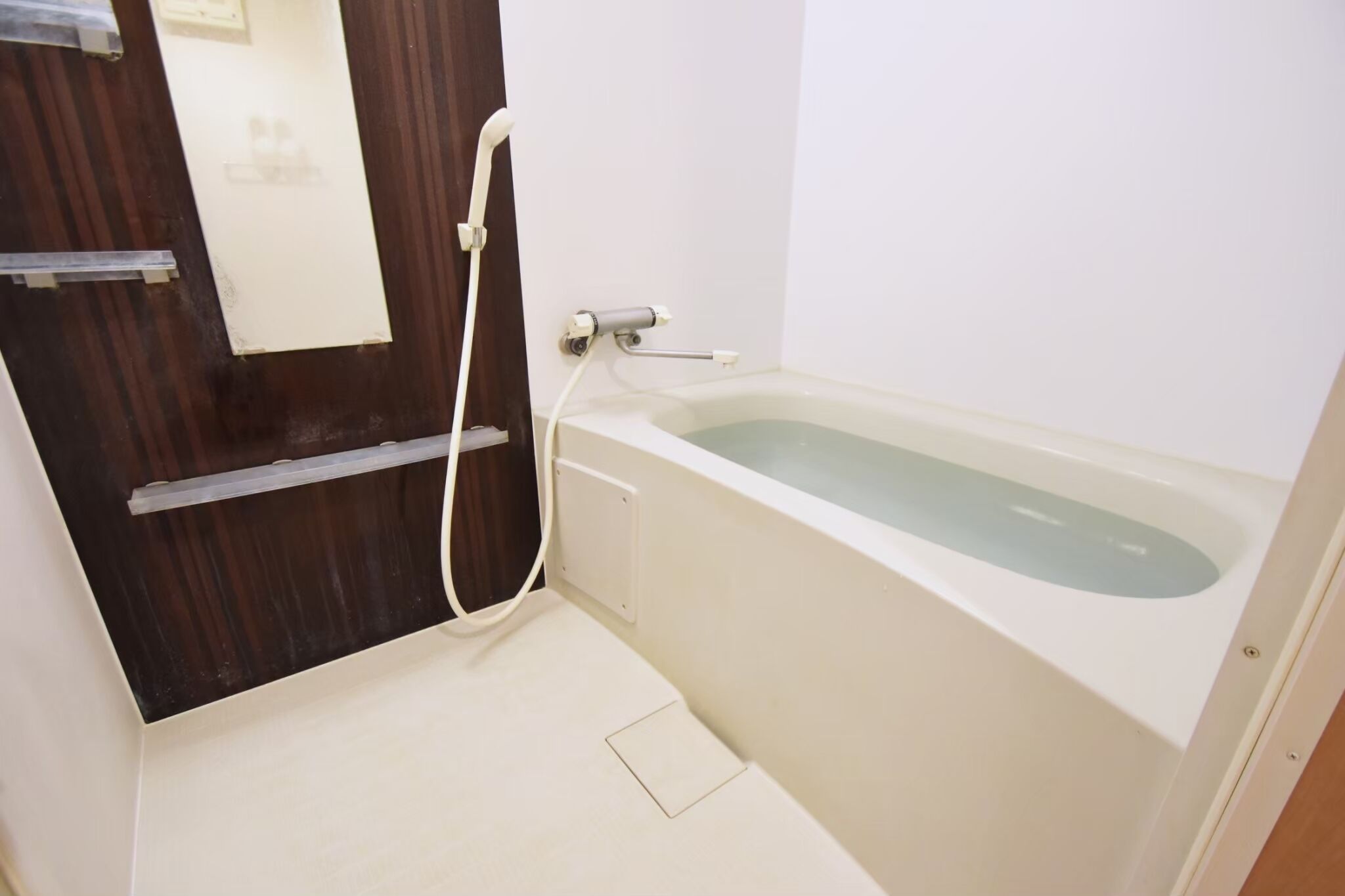 Apartamento estándar, no fumadores | Baño | Bañera y ducha independientes y artículos de higiene personal gratuitos