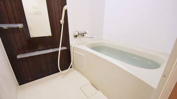 Apartamento estándar, no fumadores | Baño | Bañera y ducha independientes y artículos de higiene personal gratuitos