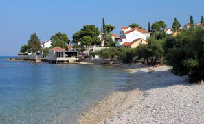 House | Beach - Nice 2-bedroom Private House, 50 m Beach, Sutivan (Sutivan)