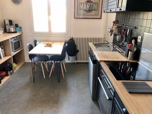Fridge, microwave, oven, stovetop - Location Appartement F4 à Ajaccio (Ajaccio)