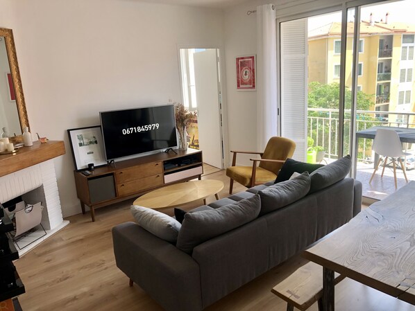TV, DVD player - Location Appartement F4 à Ajaccio (Ajaccio)