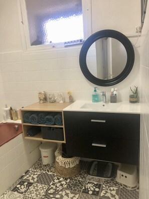 Bathtub, hair dryer, towels - Location Appartement F4 à Ajaccio (Ajaccio)