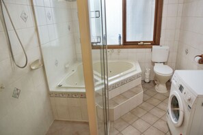 Douche, baignoire Ă  jets, sĂšche-cheveux, serviettes fournies