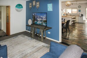 Smart TV, books, stereo - .Beach getaway, pet friendly, coastal vibe (Aldinga Beach)