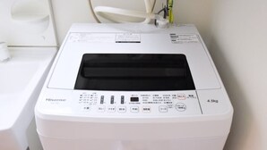 A white Hisense washing machine with control panel and a 4.5kg weight indication. - Chamomile Nishimachi 202 (Naha)