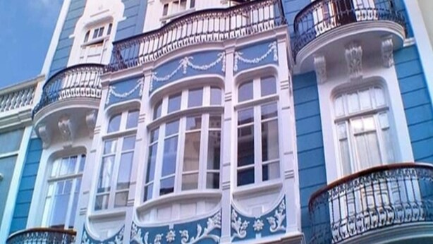 A building with ornate balconies and decorative moldings. - Mahalo Helthy House (Las Palmas de Gran Canaria)