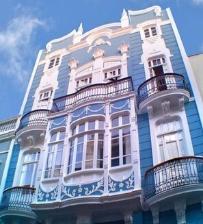A building with ornate balconies and decorative moldings. - Mahalo Helthy House (Las Palmas de Gran Canaria)