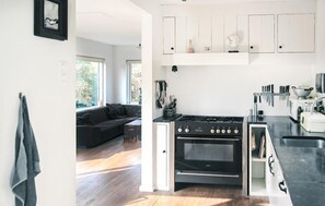 Kjøleskap, ovn, kokeplater og oppvaskmaskin