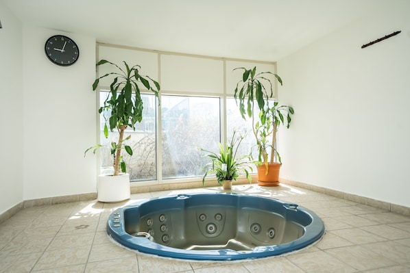 Indoor spa tub