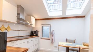 Kühlschrank, Mikrowelle, Herdplatte, Geschirrspüler