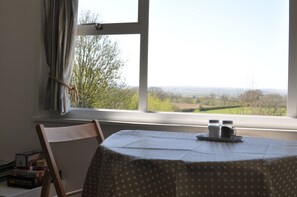 Cabin | 2 bedrooms, free WiFi, bed sheets - Cosy Rural Lodge at Goldhill Glamping - Sleeps 4 (Shaftesbury)