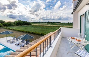Outdoor dining - Amazing home in Zminj (Zminj)