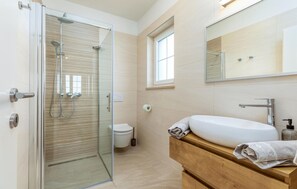 Shower, hair dryer - Awesome home in Zminj (Zminj)