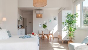 Une chambre à coucher moderne avec un lit, une table de chevet et une grande fenêtre.