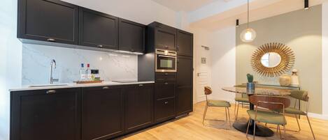 ثلاجة، ميكروويف، فرن، غسالة أطباق