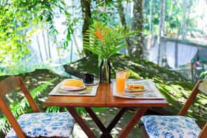 Outdoor dining - VOA Pousada Recanto dos Colibris (Paraty)