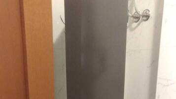 Doccia, asciugacapelli, bidet, asciugamani