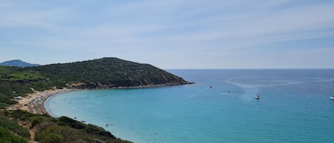 Una spiaggia nelle vicinanze