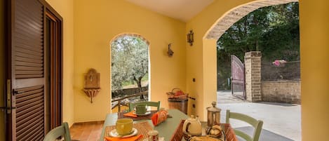 Outdoor dining