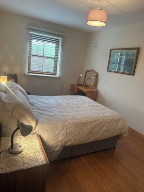 3 bedrooms, desk, iron/ironing board, free WiFi - Townhome Manorhamilton (Manorhamilton)