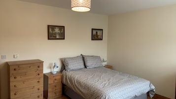 3 bedrooms, desk, iron/ironing board, free WiFi