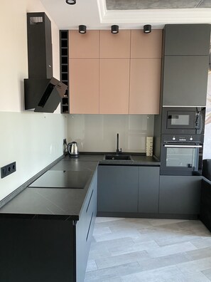 Fridge, microwave, stovetop, dishwasher - New, beautiful apartment, 6-th st. G. Fontan, sea views. (Одеса)