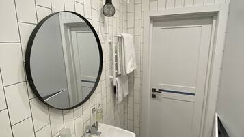 Shower, hair dryer, bidet, towels