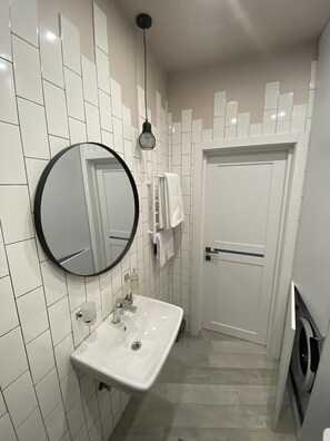 Douche, sèche-cheveux, bidet, serviettes fournies