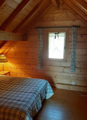 3 bedrooms, soundproofing, iron/ironing board, bed sheets
