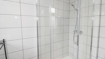 Cottage | Bathroom | Shower