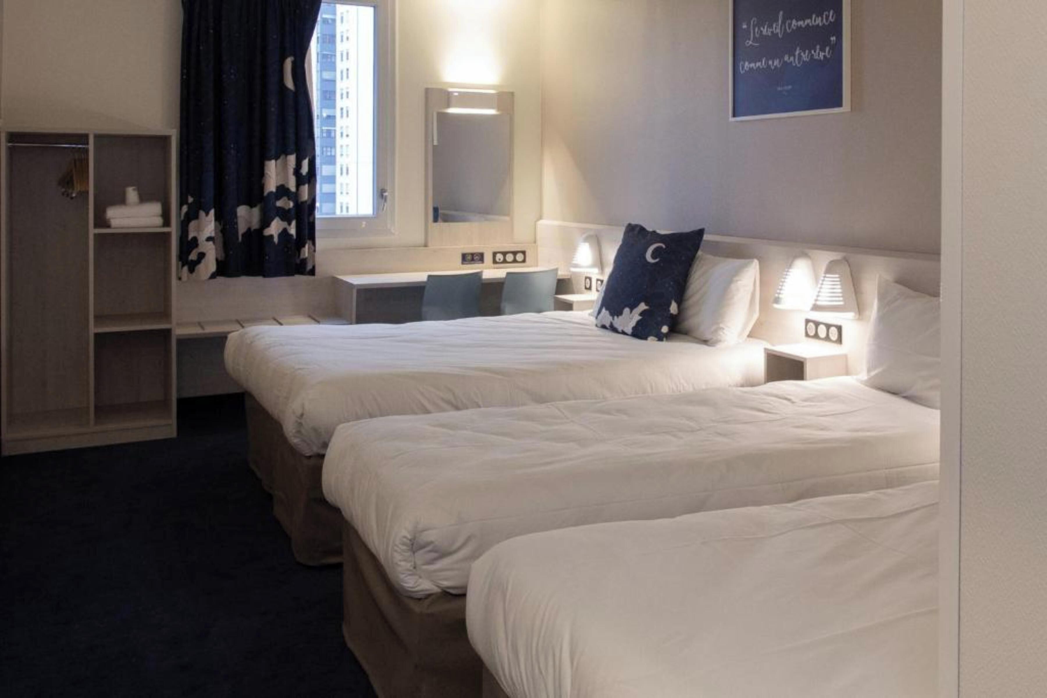 Habitación triple | Ropa de cama de alta calidad, escritorio y insonorización 