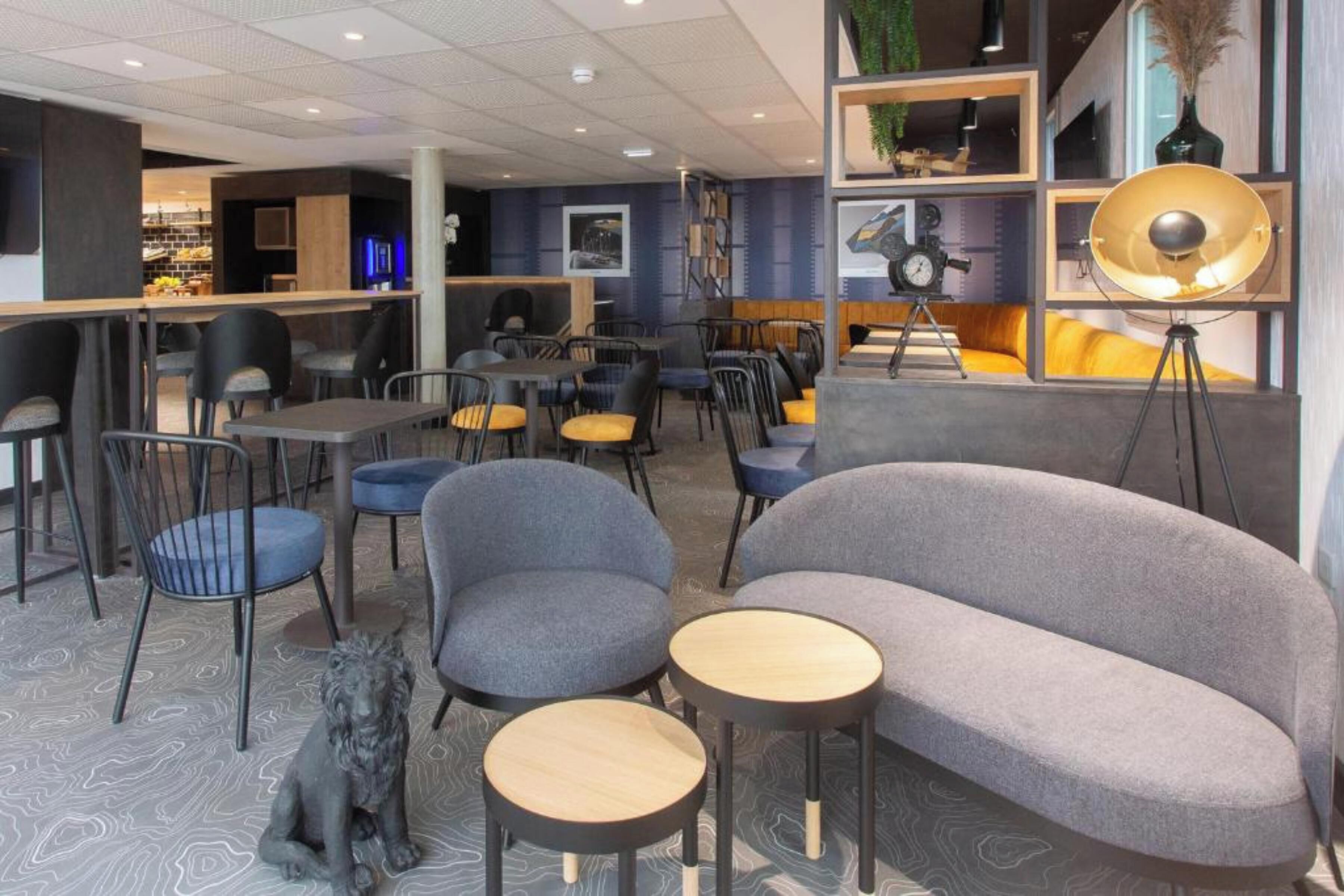 Daily buffet breakfast (EUR 9.90 per person)