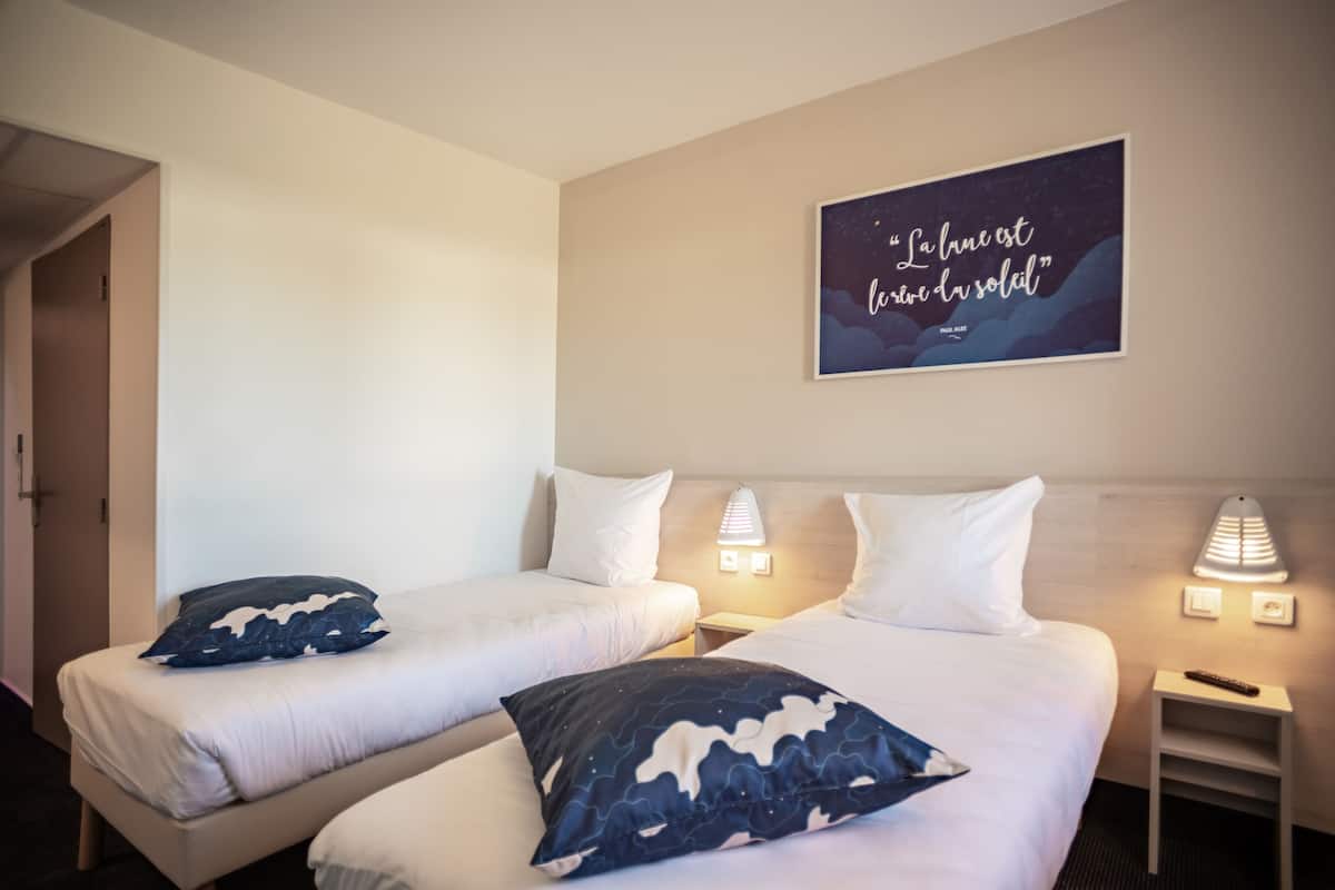 Habitación con 2 camas individuales | Ropa de cama de alta calidad, escritorio y insonorización