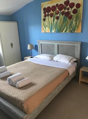 1 habitación, tabla de planchar con plancha y ropa de cama 