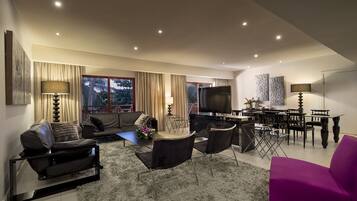 Presidential Room | Free minibar, in-room safe, laptop workspace, blackout curtains