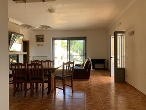 Televisión y oficina 