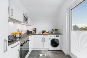 Fridge, microwave, oven, stovetop - Noordkant Kajüte - infrared cabin, fireplace, close to the beach and North Sea (Büsum)