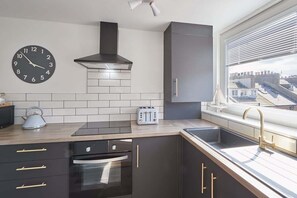 Kühlschrank, Mikrowelle, Herdplatte, Wasserkocher mit Kaffee-/Teezubehör