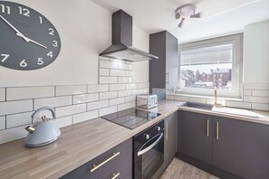 Kühlschrank, Mikrowelle, Herdplatte, Wasserkocher mit Kaffee-/Teezubehör