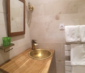 Shower, eco-friendly toiletries, hair dryer, towels - IMPRESSIONNISME Suite rated 4★ Apartment in the Heart of the Historic Center (Sète)
