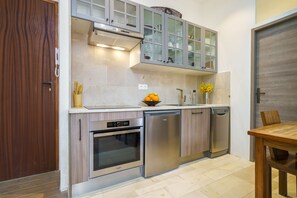 Fridge, oven, stovetop, dishwasher - IMPRESSIONNISME Suite rated 4★ Apartment in the Heart of the Historic Center (Sète)