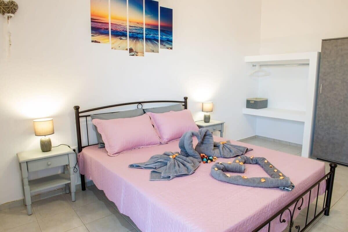 3 bedrooms, iron/ironing board, WiFi, bed sheets